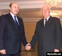 Президент Грузии Эдуард Шеварднадзе (справа) с российским министром иностранных дел Игорем Ивановым, 23 ноября 2003
