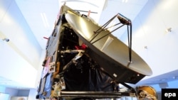 Специалисты Европейского космического агентства работают с копией "Розетты" в контрольном центре в Германии