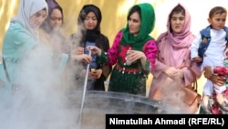 شماری از زنان در حال پختن سمنک در ولایت بدخشان. ۱ اپریل ۲۰۱۹/ رادیو آزادی/ عکس:‌ نعمت الله احمدی