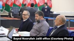 آرشیف، سید نورالله جلیلی (وسط) حین ثبت نام به حیث نامزد انتخابات ریاست جمهوری آینده افغانستان همراه با دو معاونش در کمیسیون مستقل انتخابات در کابل