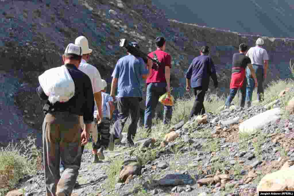 Мындан тышкары Кожо ашкан айылына да каттам жанданат. Зардалыга жетүү үчүн чоң жол бүткөн Жоопая айылынан ары күчтүүрөк автоунааң болсо Дөгмөн ашуусун ашып барсаң 20-30 чакырымдай жүрөсүн, ал эми жөө жалгыз аяк жол менен 10 чакырымдай аска боорлой кеткен чыйырда жүрүүгө туура келет.