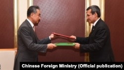 Министр иностранных дел Китая Ван И (слева) и министр иностранных дел Туркменистана Рашид Мередов. Ашхабад. 12 июля 2021 г.