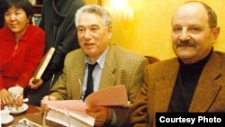 Чингиз Айтматов, его переводчик Фридрих Хитцер и Рахима Абдувалиева. Баутцен.