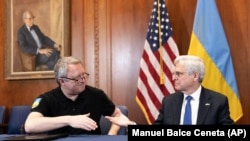 Украинанын баш прокурору Андрей Костин жана Кошмо Штаттардын баш прокурору Меррик Гарланд. 2022-жыл. 