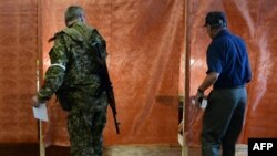 Голосування на одній із виборчих дільниць у Слов'янську, 11 травня 2014 року