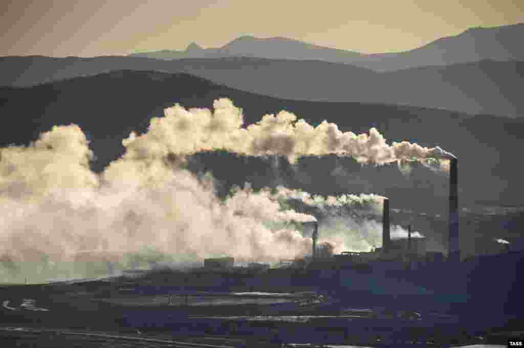 Узак жылдардан бери Орусиянын Челябинск облусундагы Карабаш шаары планетадагы эң булганыч жер деп эсептелчү. Жергиликтүү болот комбинатына тазалоочу жабдык орнотулбагандыктан абага зыяндуу заттар чыгып келген.&nbsp; &nbsp; &nbsp;