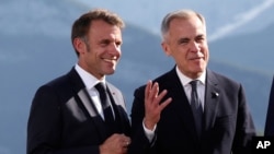 Прем’єр-міністр Канади Марк Карні (п) разом із президентом Франції Емманюелем Макроном на саміті «Групи семи», Кананаскіс, 16 червня 2025 року