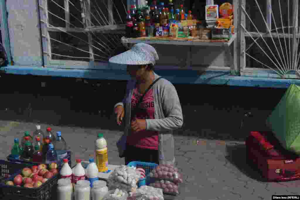 Продавец напитков и продуктов на станции Тюлькубас.&nbsp;