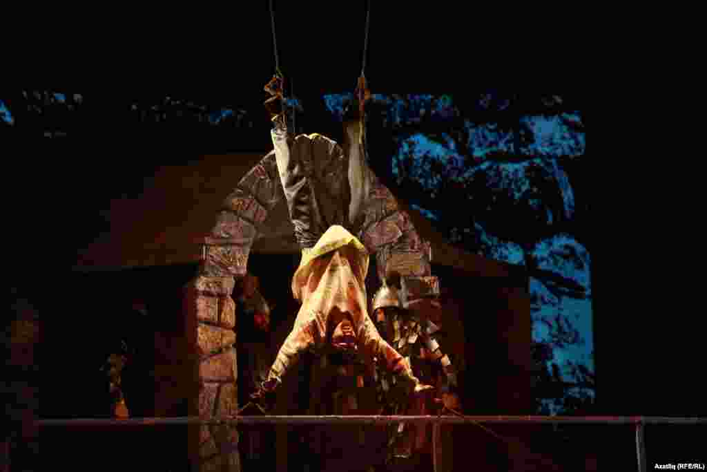 Турыбатыр, сөйгәне Нәргизәгә тугры калганы өчен дошманнары тарафыннан Кара Пулат алдында асып үтерелә