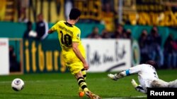 Генрих Мхитарян забивает гол в ворота «Мюнхена-1860» в поединке второго тура Кубка Германии, Мюнхен, 24 сентября 20 13 г.  