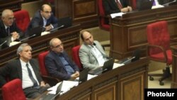 Вардан Осканян (слева) в зале заседаний парламента, Ереван, 1 октября 2012 г.
