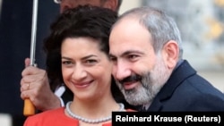 Армениянын премьер-министри Никол Пашинян жана анын жубайы Анна Акопян.