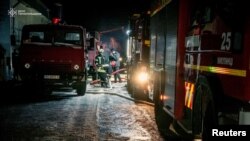 Рятувальники працюють на місці атаки російського безпілотника в Тернополі, Україна, 26 листопада 2024 року. Фото ілюстративне