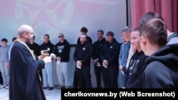 Цырымонія асьвячэньня прызыўнікоў праваслаўным сьвятаром у Чэрыкаве. Скрын раённай газэты