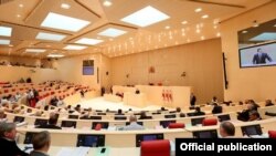 С утра на заседании правительства, свою позицию выразил и премьер-министр: доступ к личной информации граждан должен остаться в руках МВД