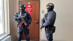 Сотрудники полицейского спецназа у двери редакции Orda.kz в Алматы. 1 декабря 2025 года