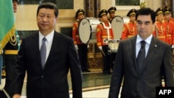 Президента Китая Си Цзиньпина (слева) принимает в Ашгабате президент Туркменистана Гурбангулы Бердымухамедов. 3 сентября 2013 года.