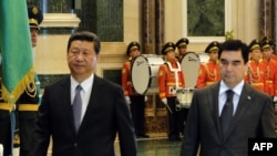 Prezident Gurbanguly Berdimuhamedow (S) hytaýly kärdeşi Si Jinping Aşgabatda hormat garawulynyň öňünden geçýär. 3-nji sentýabr, 2013.