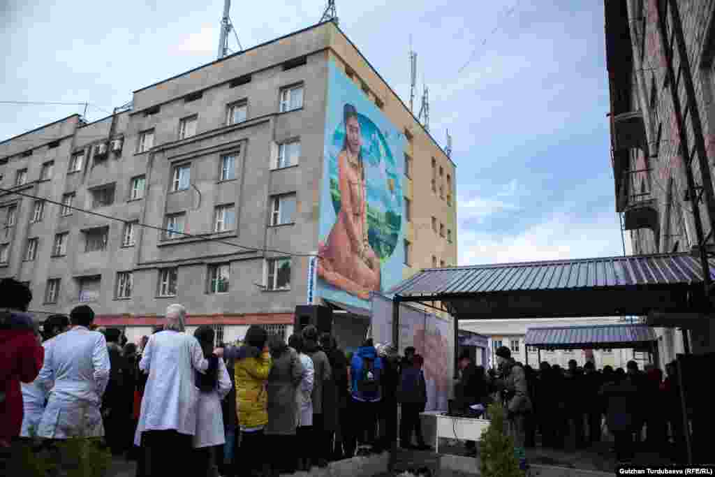 Граффити аялдарга жана кыздарга карата зомбулукка коомчулуктун көңүлүн буруу, кыздарды уурдоо көрүнүшүн түп-тамырынан бери жоюуну максат кылат.