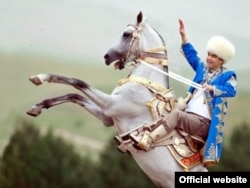 Ak telpekli prezident G.Berdimuhamedow ak bedewiň üstünde.