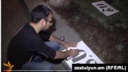 Վարդան Հարությունյանը գրաֆիտի է անում Մաշտոցի պուրակում, 29-ը սեպտեմբերի, 2015թ.