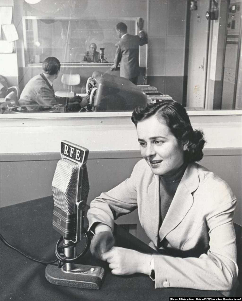 Ведущая Венгерской службы в офисе Радио Свободная Европа (РСЕ) в Мюнхене, Германия, в 1955 году. Американское радио начало вещание пятью годами ранее, 4 июля 1950 года.