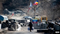 Мужчина идёт через блокпост боевиков групировки «ЛНР». Луганская область, март 2015 года