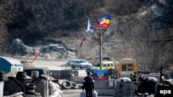 Иллюстративное фото. Мужчина идёт через блокпост боевиков групировки «ЛНР». Луганская область, март 2015 года