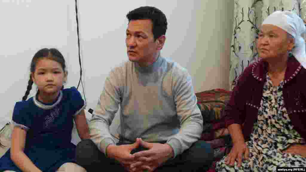 Семья погибшей от пуль полицейских 16 декабря 2011 года Жанар Абдикаримовой &ndash; в своей новой квартире, представленной властями. Слева направо: дочь погибшей &ndash; Табигат, вдовец Аманжол и мать Аманжола.
