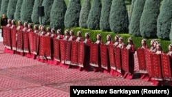 Женщины в национальной одежде на празднике туркменского ковра  