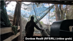 Військовослужбовці 57 ОМПБр готують гармату до бою