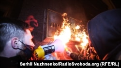 Гаджимурадова і Лісовця підозрюють у підпалі таблички «Президент України»
