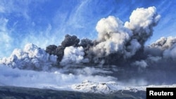 Исландиядагы жанартоо 200 метрдей тереңдиктен атылып чыгып, кара күлүн асманга сапырууда. 14-апрель, 2010-ж.