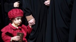 Иранская девочка стоит среди женщин в очереди на голосование во время парламентских выборов на юге Тегерана. 21 февраля 2020 год.