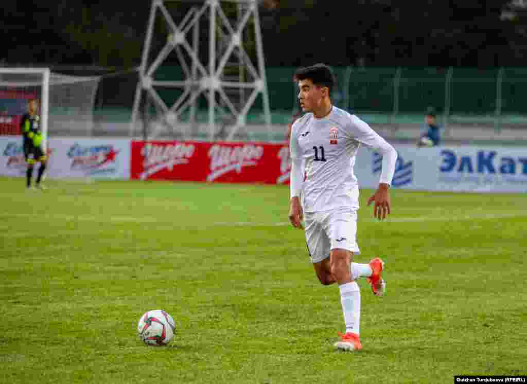 Экинчи тайм Кыргызстан курама комадасынын оюнчусу Бекжан Сагынбаевдин голу менен башталды. Ал башы менен дарбазага таамай топ салды. 