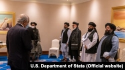 زلمی خلیلزاد در مذاکرات دوحه به‌عنوان نماینده ویژه ایالات متحده برای صلح افغانستان کار می‌کرد، او مسئولیت داشت تا بین طالبان، دولت ایالات متحده و دولت افغانستان مذاکره کند و زمینه را برای یک توافق سیاسی فراهم سازد.