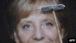 Шайлоо өнөктүгүнөн сүрөт: Германиянын канцлери Ангела Меркель бул жолку шайлоо өнөктүгү учурундагы билдирүүлөрүндө жалгыз анын партиясы өлкөнү кризистен чыгара алат деген билдирүүнү айтты