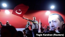 Прыхільнікі Эрдагана сьвяткуюць у Стамбуле, 15 красавіка 2017 году