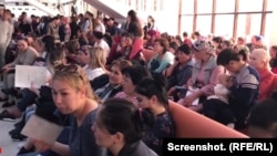 Шымкенттегі халыққа қызмет көрсету орталығына құжат тапсыруға келген азаматтар. 2 сәуір, 2019 жыл.