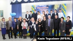 Коллективная фотография, сделанная после встречи с участниками Декабрьских событий 1986 года в гимназии № 148 (Хасен Кожа-Ахмет четвертый справа). Алматы, 24 ноября 2016 года.