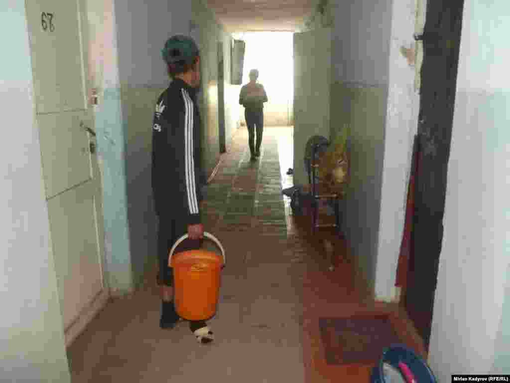 Бул үйдө туулуп өскөн 13 жаштагы Талгат 4-кабатта жашайт. Ал сууну көчөдөн ташып келет. Анын &quot;чоңойгондо заңгыраган чоң там салып, ата-энемди алып кетем&quot; деген таттуу кыялы бар.