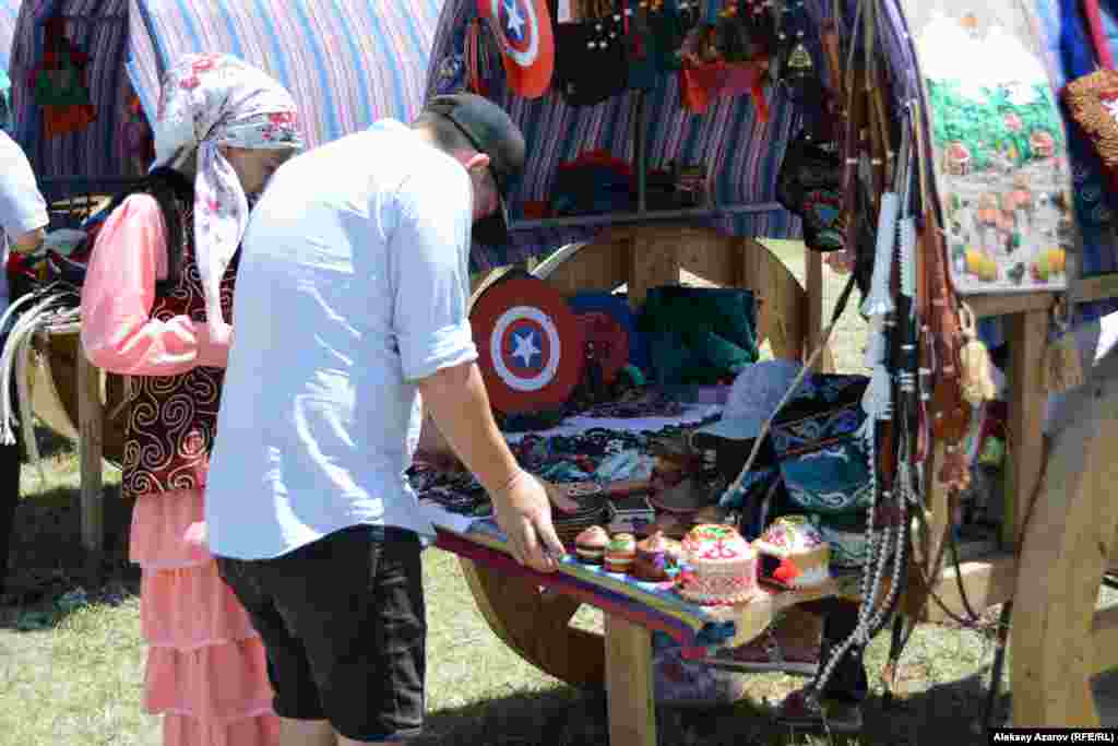 Среди юрт расположились ремесленники.