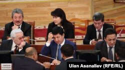 Премьер-министр Темир Сариев баштаган өкмөт мүчөлөрү параментте.