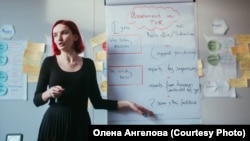 Альона Каравай під час проведення тренінгу