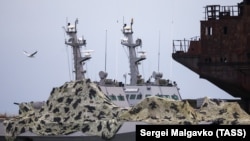 Українські військові катери (видно напис «Бердянськ» на одному з них) у порту окупованого кримського міста Керчі