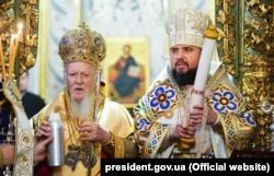 лава Православної церкви України митрополит Епіфаній (праворуч) в момент отримання від Вселенського патріарха Варфоломія томосу про автокефалію. Стамбул, 6 січня 2019 року