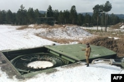 Офицер российской армии проводит осмотр пусковой площадки на установке межконтинентальных баллистических ракет в Сибири. Чита, 20 марта 1992 года.