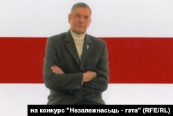 ПАД СЬЦЯГАМ НЕЗАЛЕЖНАСЬЦІ. Я — Iльля Копыл — на фоне Бел-Чырвона-Белага Сьцяга. 2010