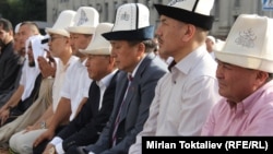 Жогорку Кеңештин спикери Асылбек Жээнбеков баштаган депутаттар айт намаз маалында. 8-август, 2013-жыл
