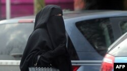 Нидерланд өкмөтү мусулман аялдар мына ушундай кийим менен коомдук жайларда жүрүүсүнө тыюу салууну көздөөдө. 